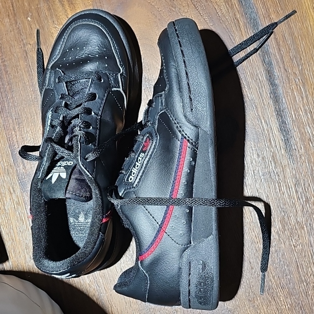 🥳 FINAL OFFER 🥳Adidas Black and Red/blue Sneakers